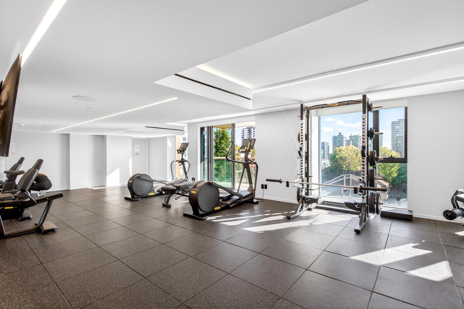 1606-1482 Robson Street, Vancouver, BC - Indoor Photo Showing Gym Room