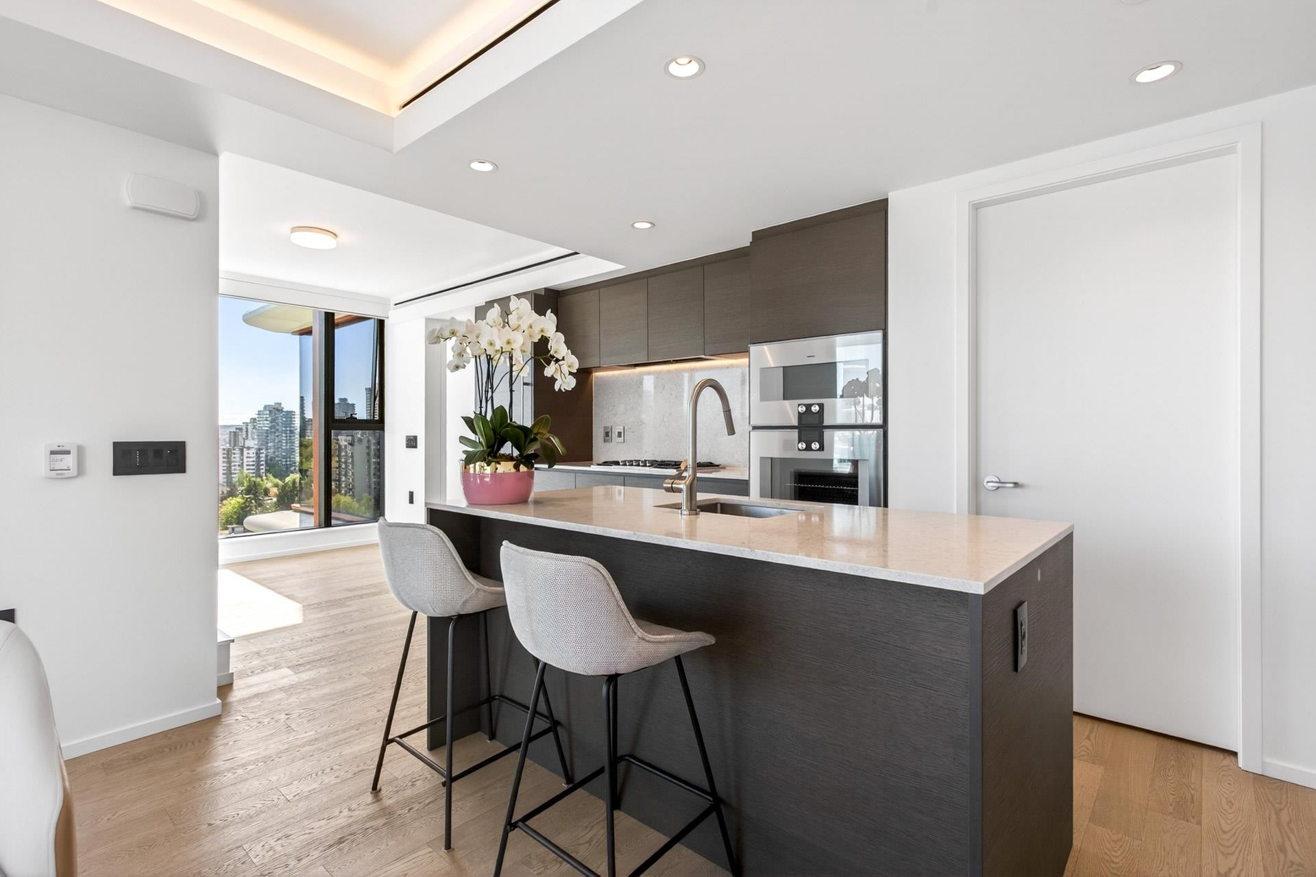 1606-1482 Robson Street, Vancouver, BC - Indoor Photo Showing Kitchen With Upgraded Kitchen