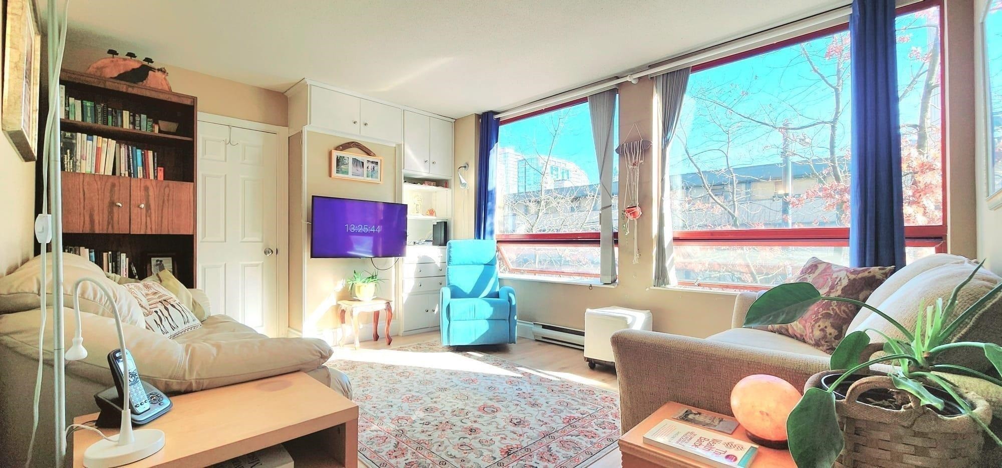 208-811 Helmcken Street, Vancouver, BC - Indoor Photo Showing Living Room