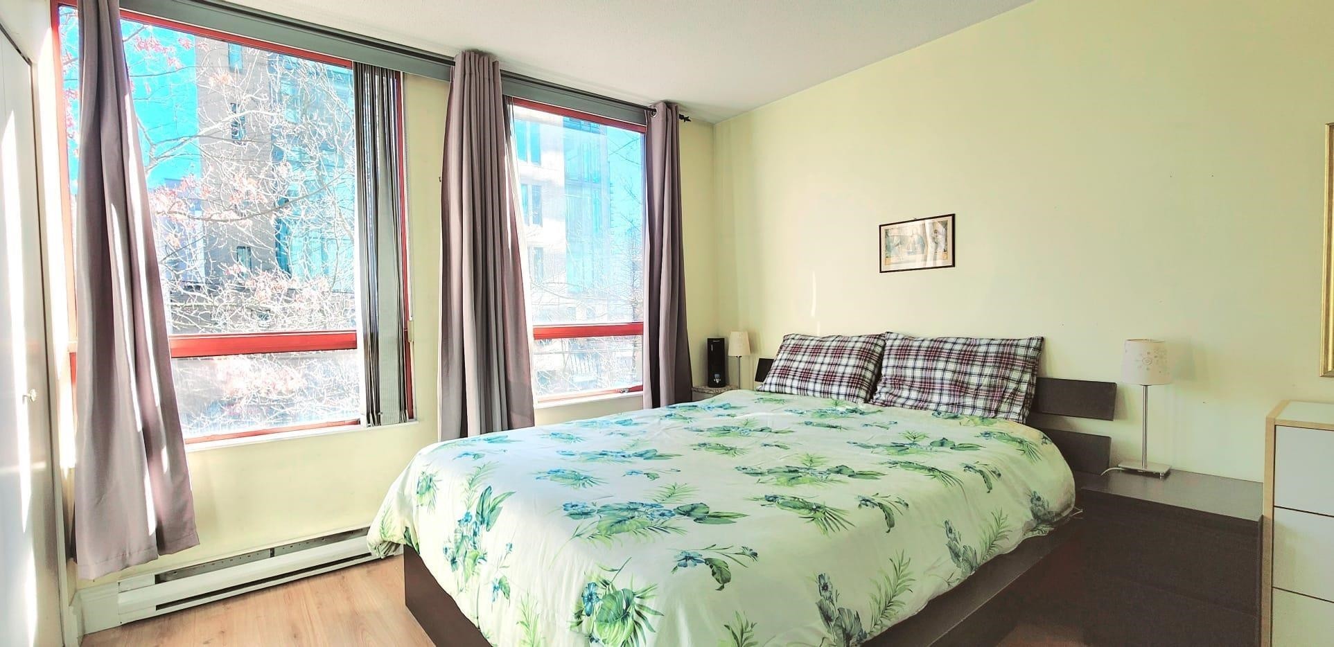 208-811 Helmcken Street, Vancouver, BC - Indoor Photo Showing Bedroom