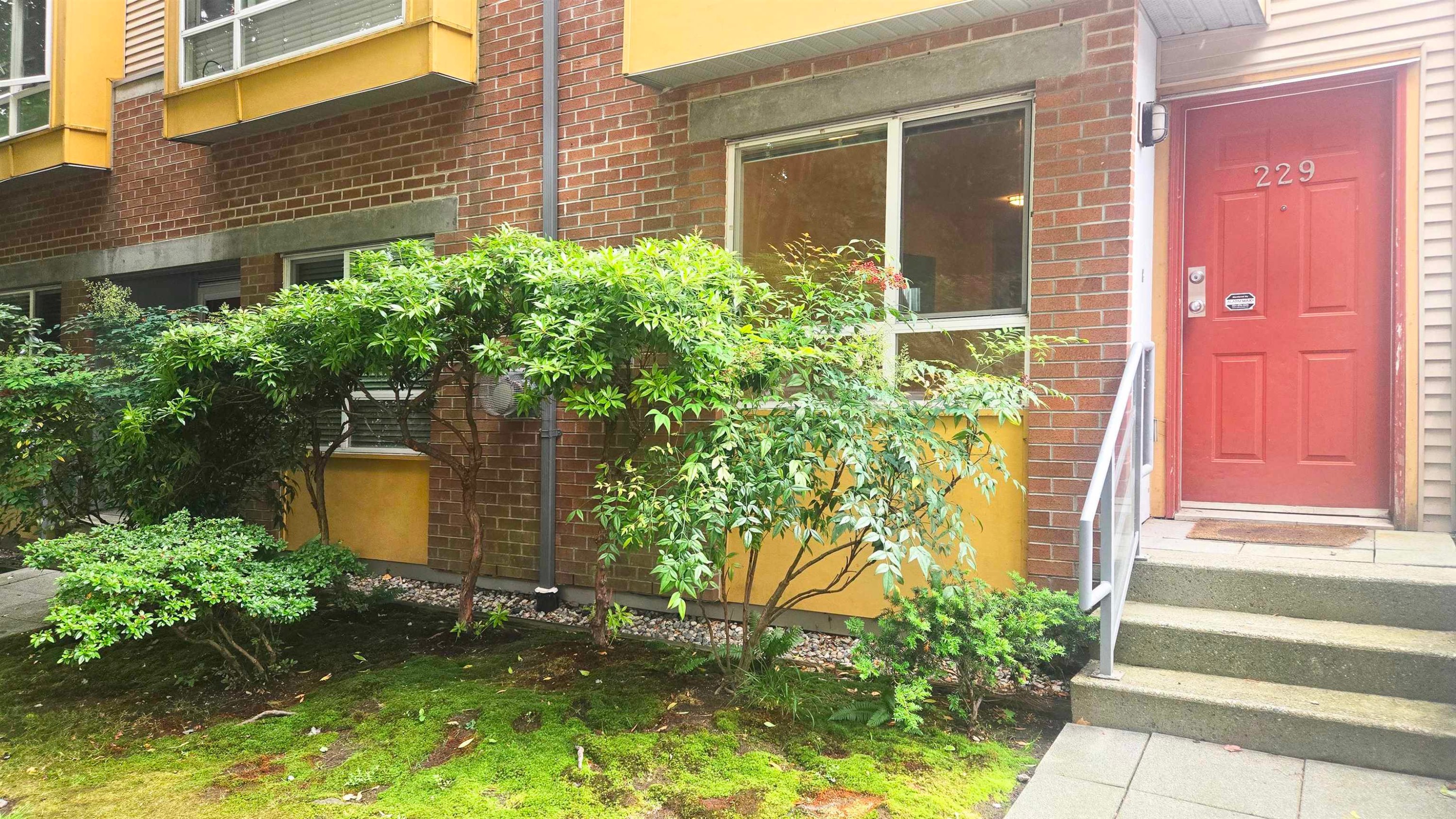 229 11Th Avenue E, Vancouver, BC - Outdoor With Exterior