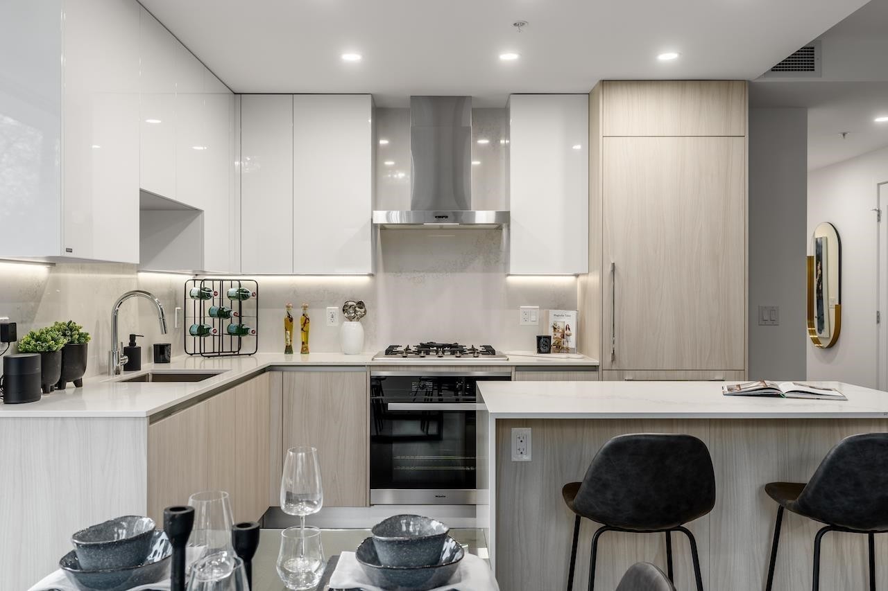 302-488 58Th Avenue W, Vancouver, BC - Indoor Photo Showing Kitchen With Upgraded Kitchen