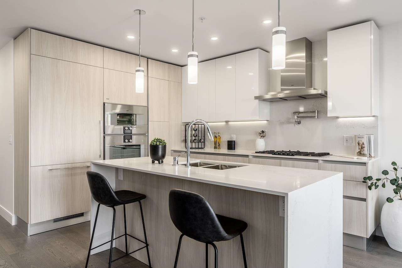 302-488 58Th Avenue W, Vancouver, BC - Indoor Photo Showing Kitchen With Double Sink With Upgraded Kitchen