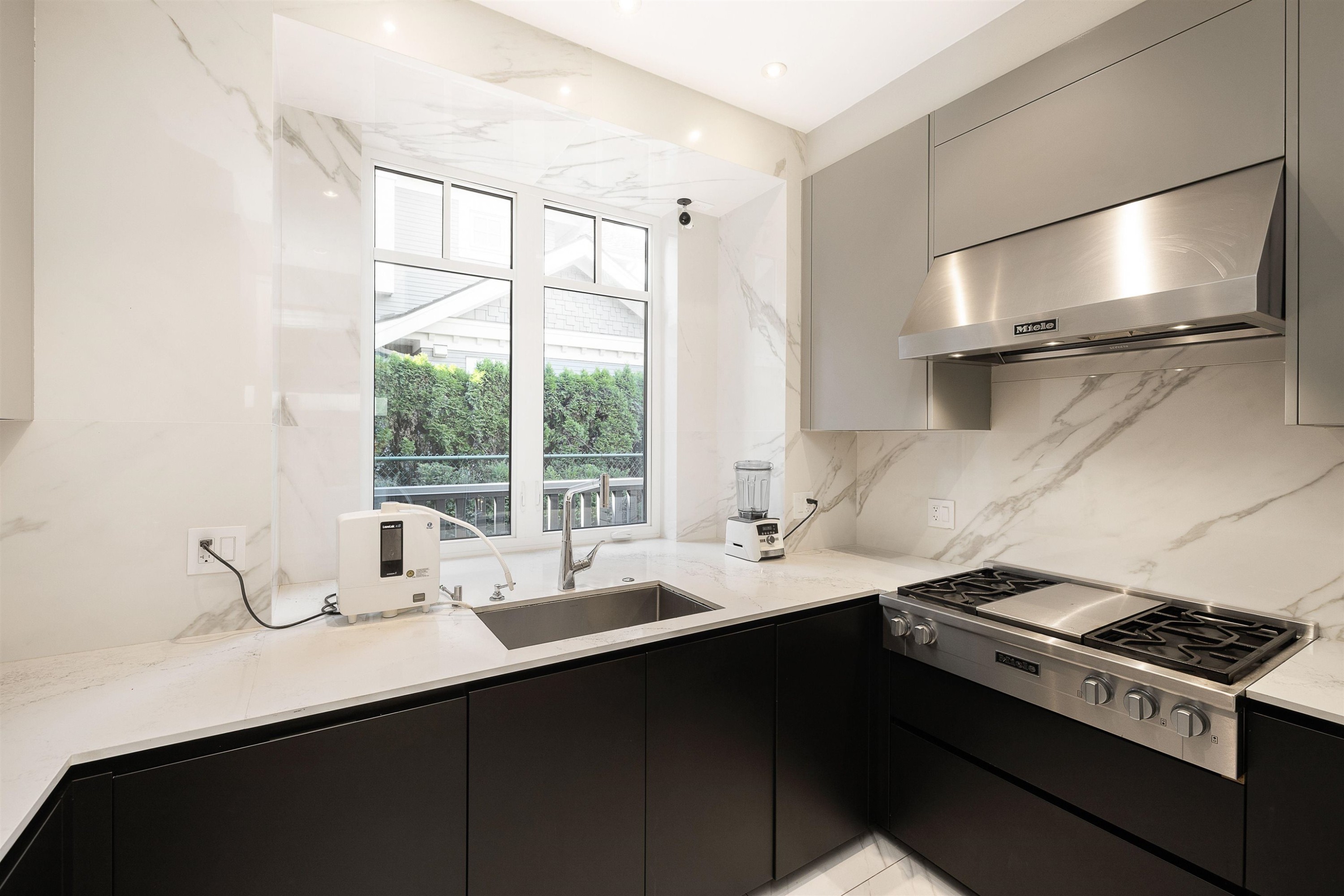 1239 40Th Avenue W, Vancouver, BC - Indoor Photo Showing Kitchen With Upgraded Kitchen
