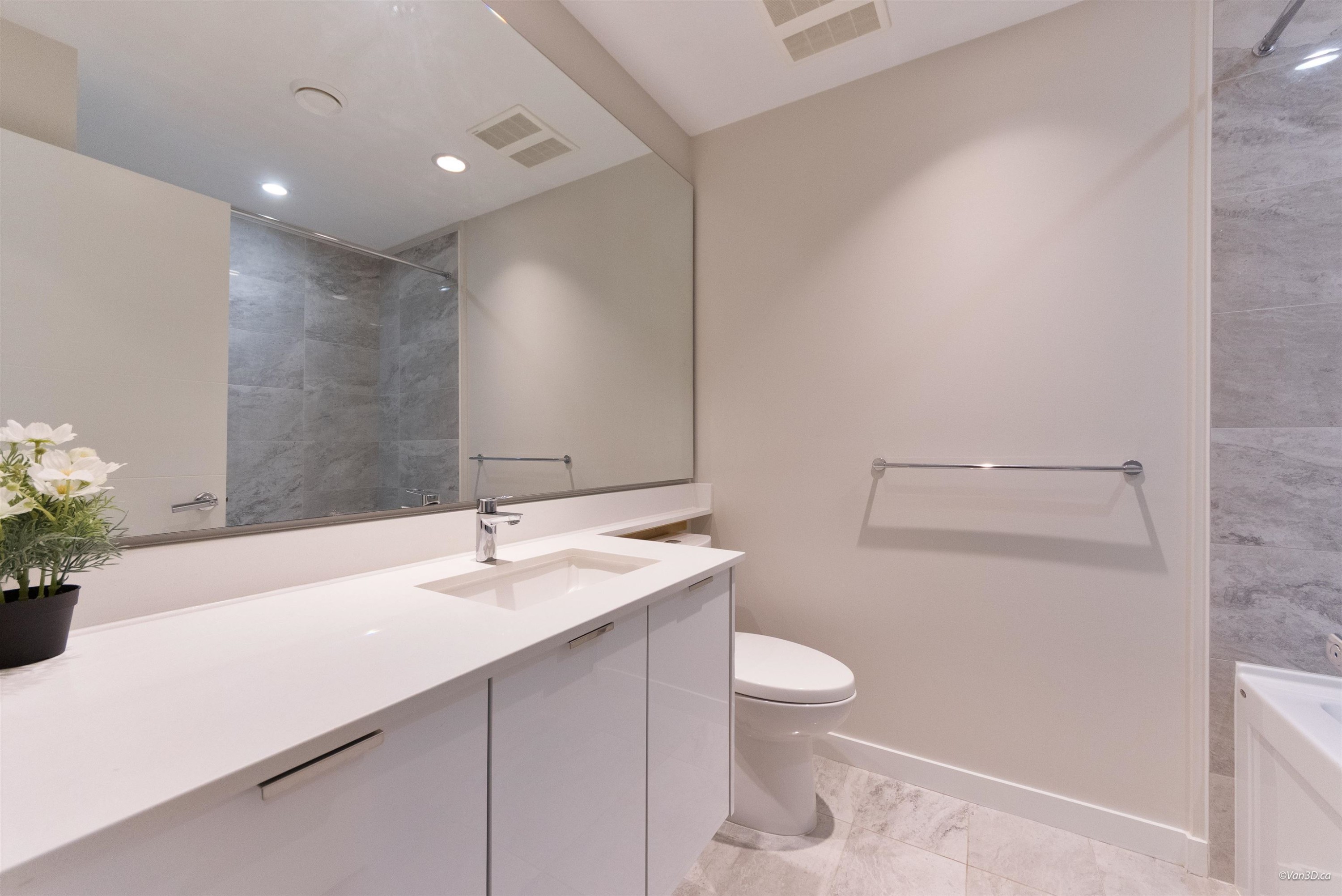112-9233 Odlin Road, Richmond, BC - Indoor Photo Showing Bathroom