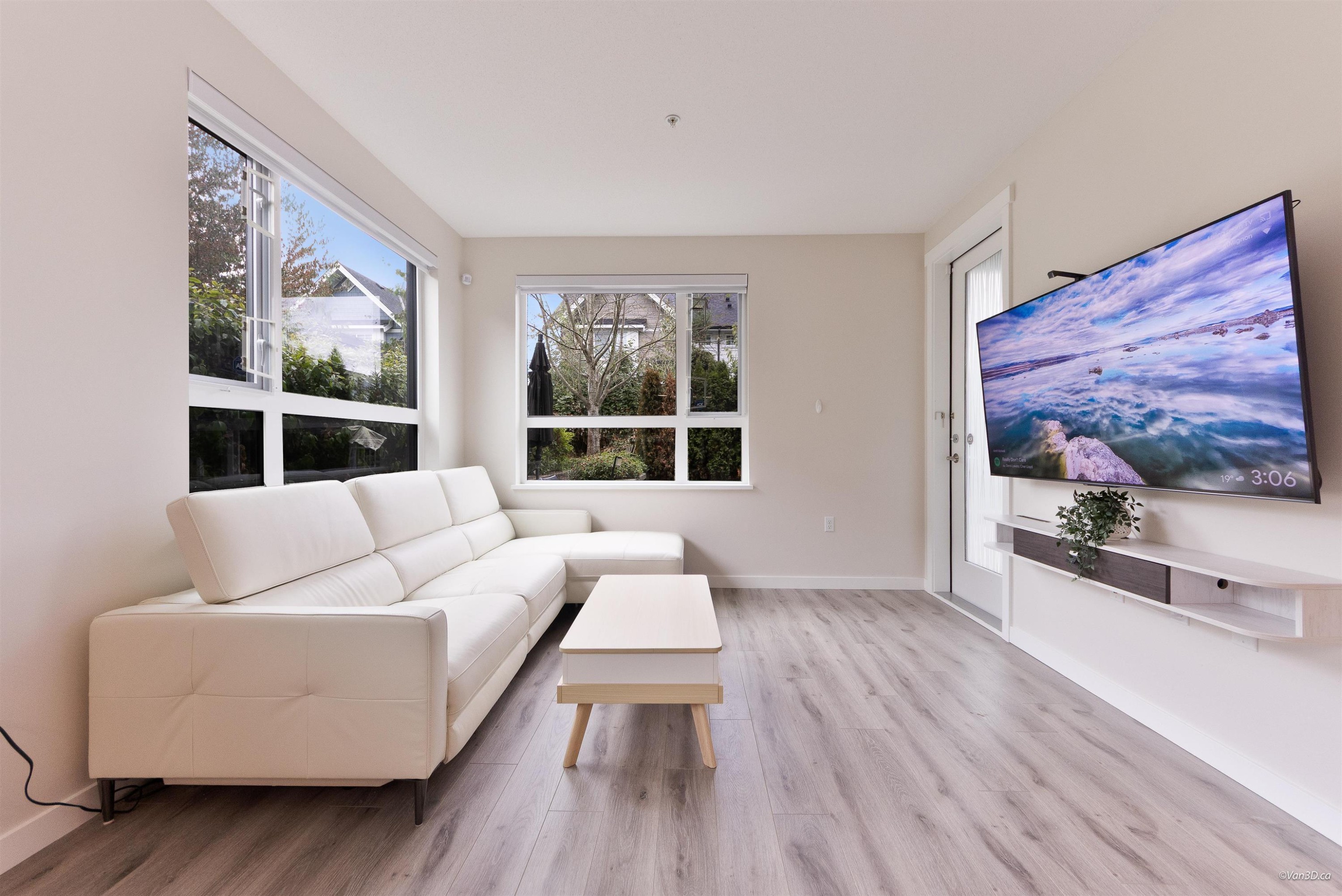 112-9233 Odlin Road, Richmond, BC - Indoor Photo Showing Living Room