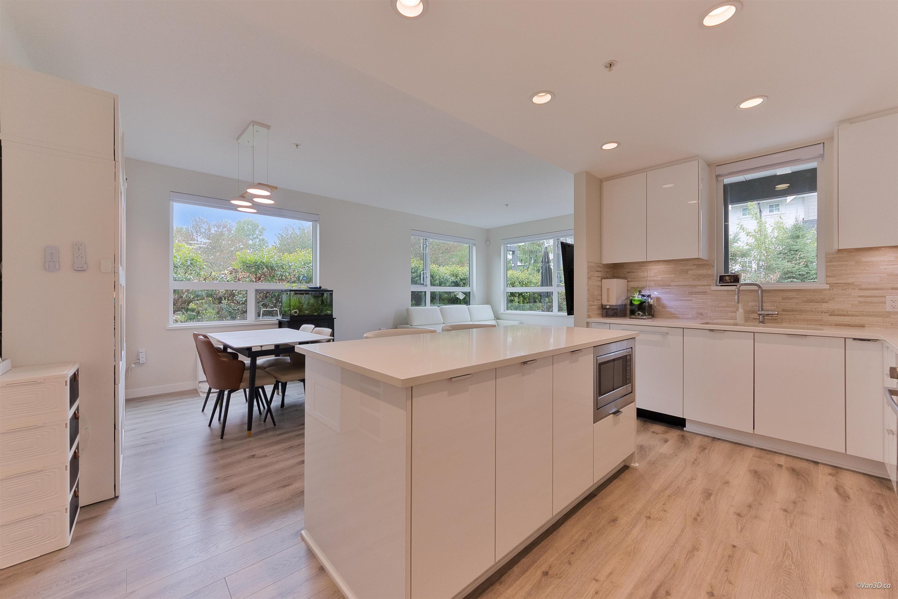 112-9233 Odlin Road, Richmond, BC - Indoor Photo Showing Kitchen