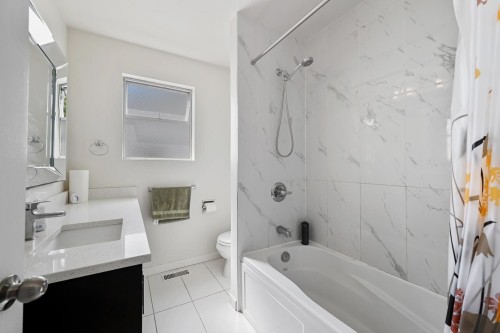 2763 Rosemont Drive, Vancouver, BC - Indoor Photo Showing Bathroom
