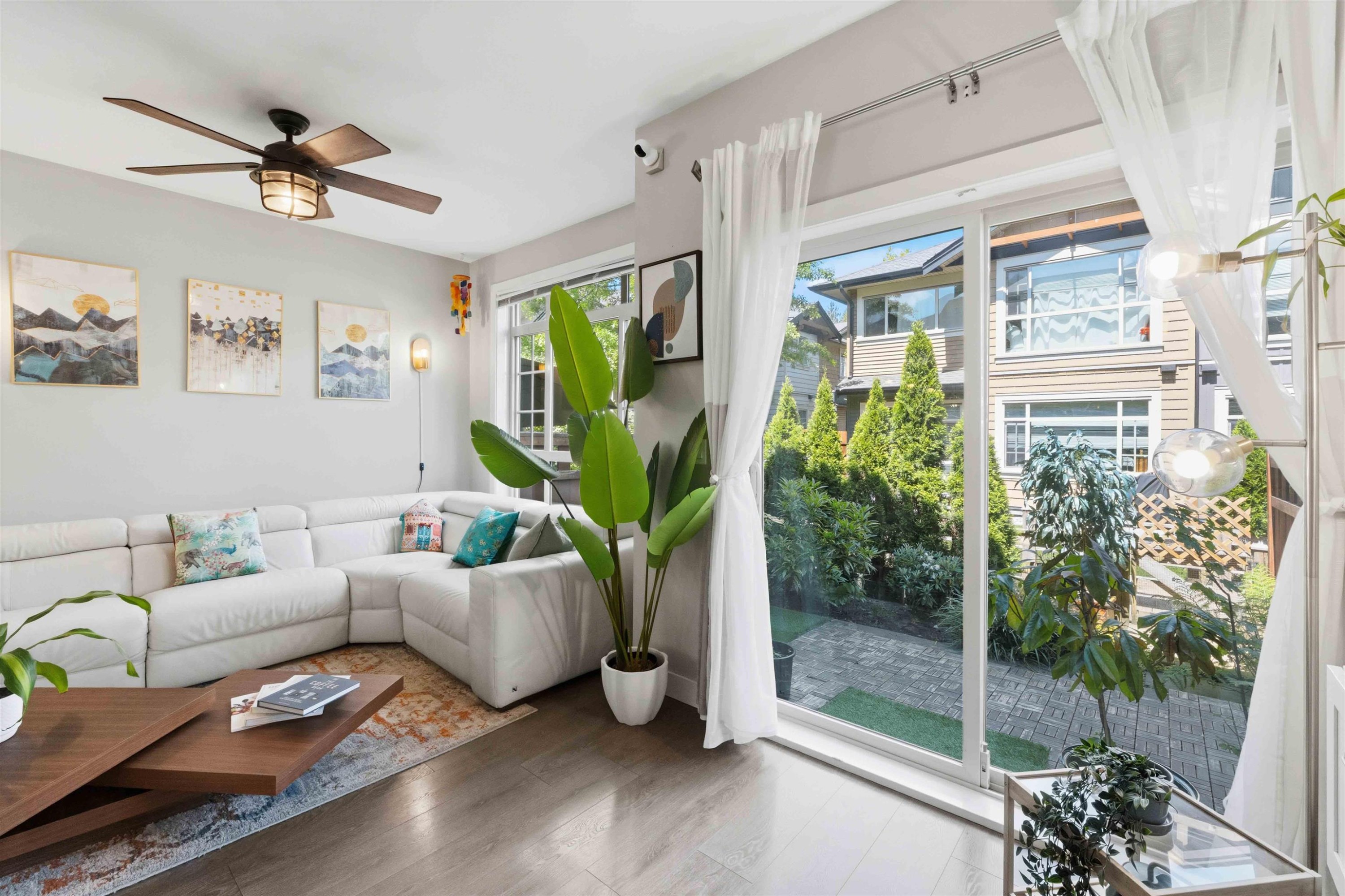 64-11305 240 Street, Maple Ridge, BC - Indoor Photo Showing Living Room