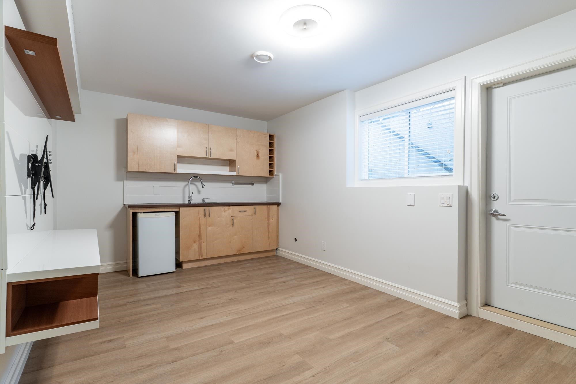 1250 Coast Meridian Road, Coquitlam, BC - Indoor Photo Showing Kitchen