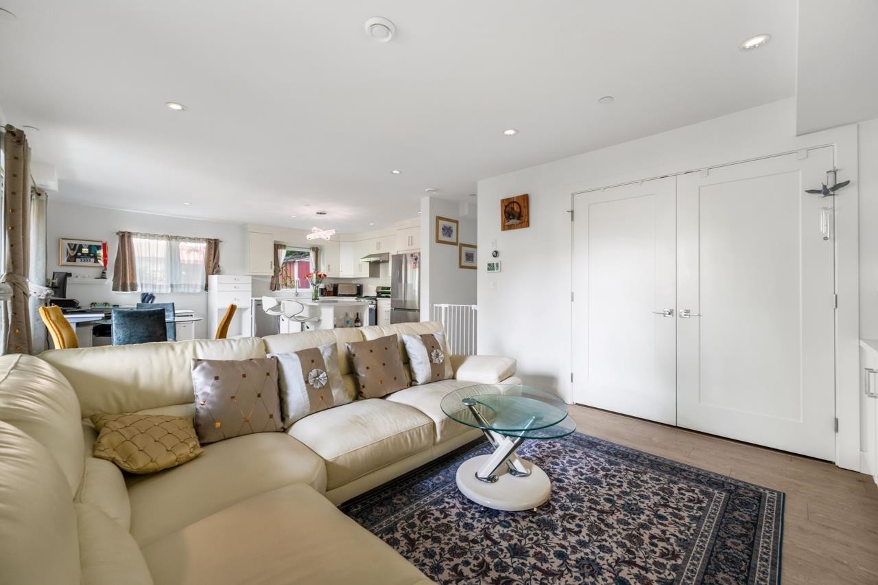4728 Duchess Street, Vancouver, BC - Indoor Photo Showing Living Room