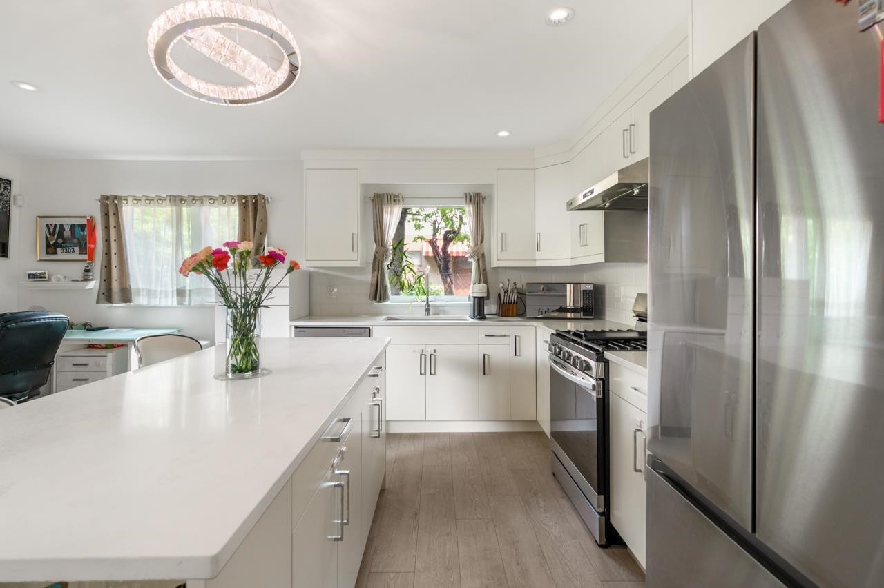 4728 Duchess Street, Vancouver, BC - Indoor Photo Showing Kitchen With Upgraded Kitchen