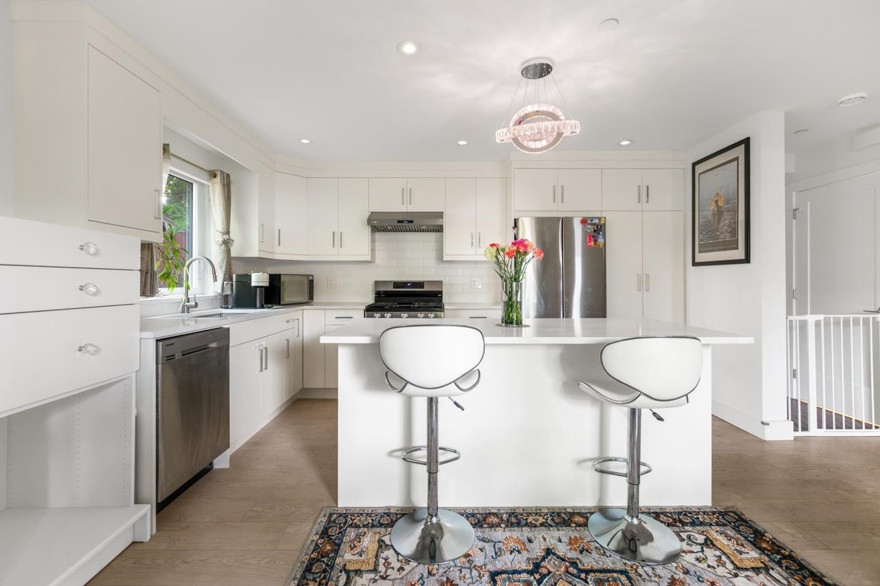 4728 Duchess Street, Vancouver, BC - Indoor Photo Showing Kitchen With Upgraded Kitchen