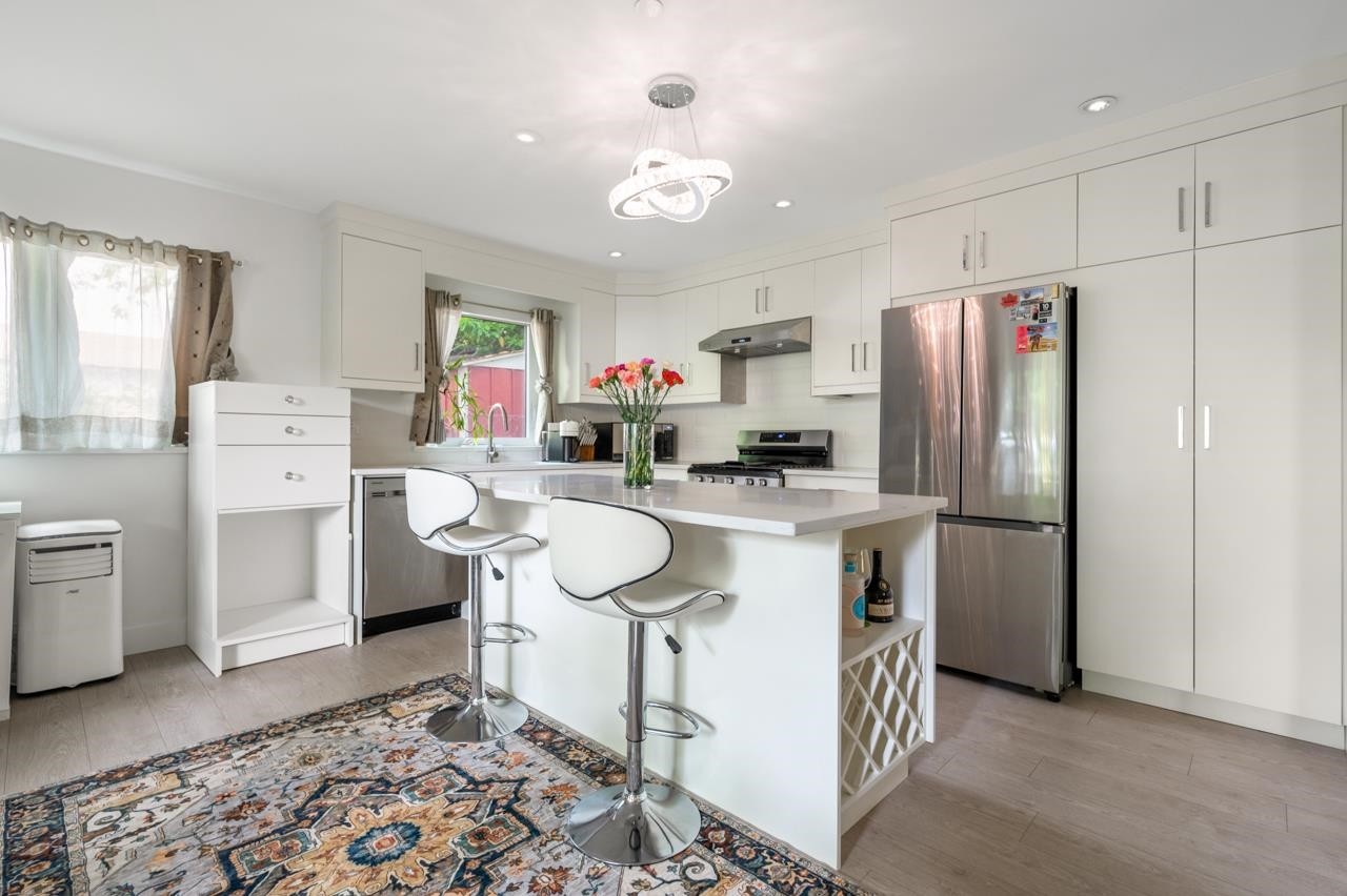 4728 Duchess Street, Vancouver, BC - Indoor Photo Showing Kitchen