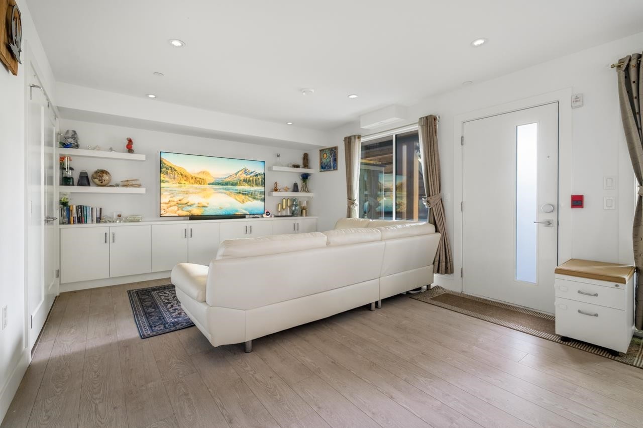 4728 Duchess Street, Vancouver, BC - Indoor Photo Showing Living Room
