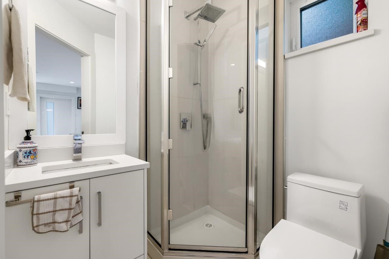 4728 Duchess Street, Vancouver, BC - Indoor Photo Showing Bathroom