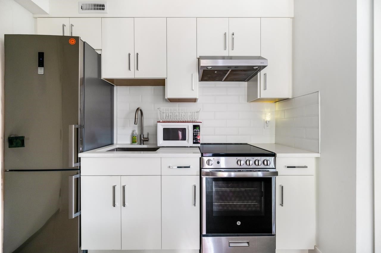 4728 Duchess Street, Vancouver, BC - Indoor Photo Showing Kitchen With Upgraded Kitchen