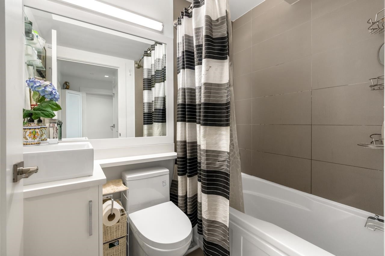 4728 Duchess Street, Vancouver, BC - Indoor Photo Showing Bathroom