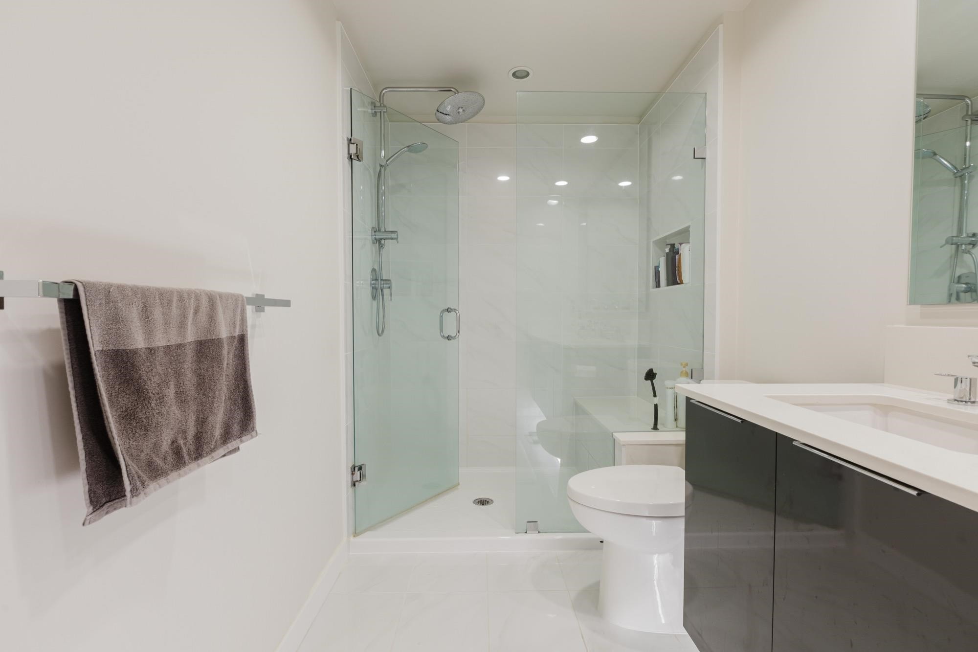 1305-3096 Windsor Gate, Coquitlam, BC - Indoor Photo Showing Bathroom