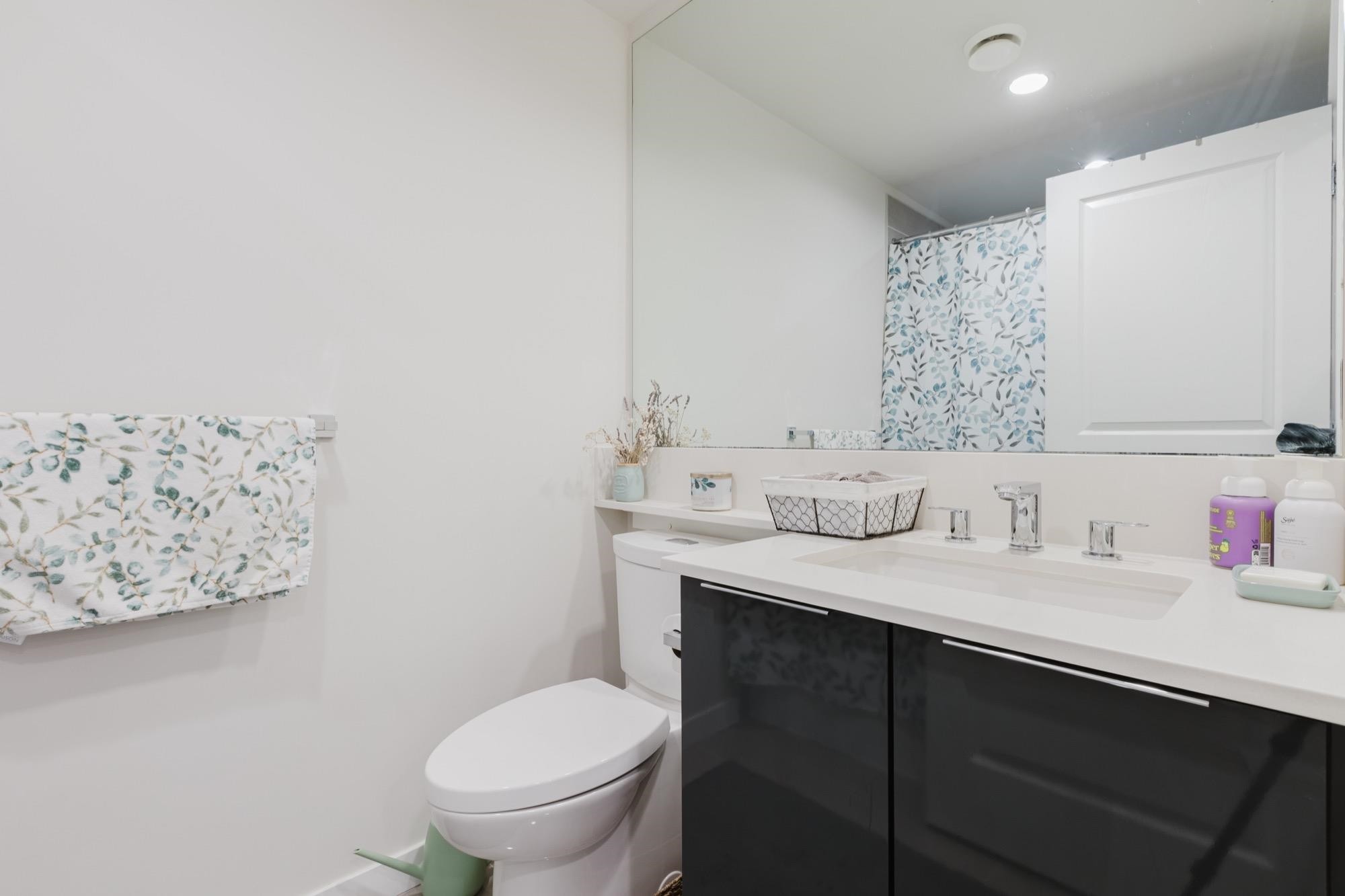 1305-3096 Windsor Gate, Coquitlam, BC - Indoor Photo Showing Bathroom