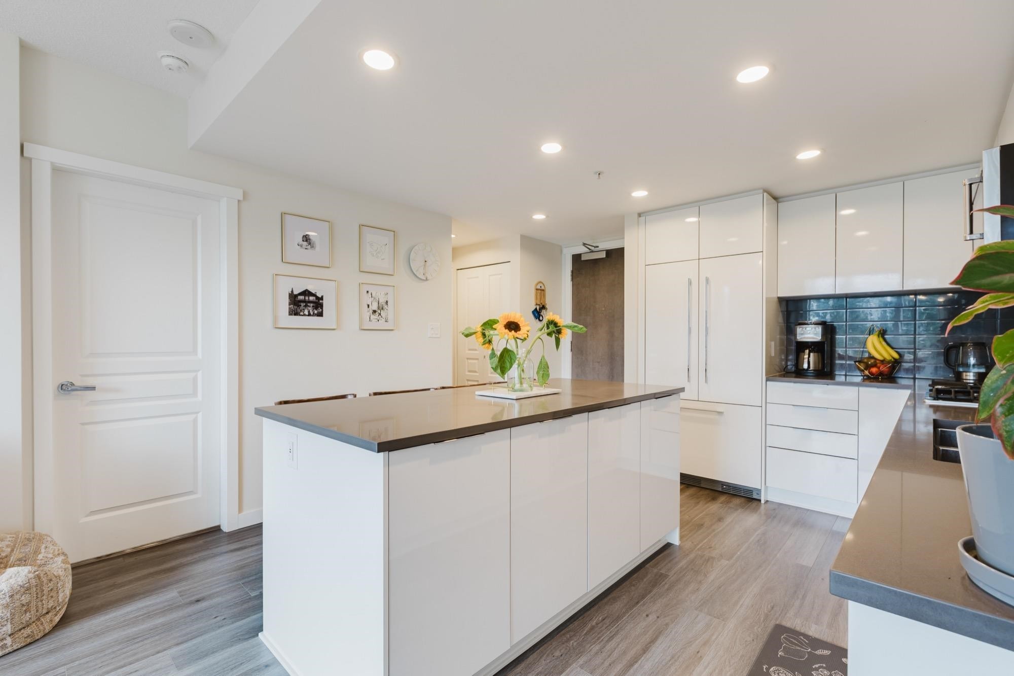1305-3096 Windsor Gate, Coquitlam, BC - Indoor Photo Showing Kitchen