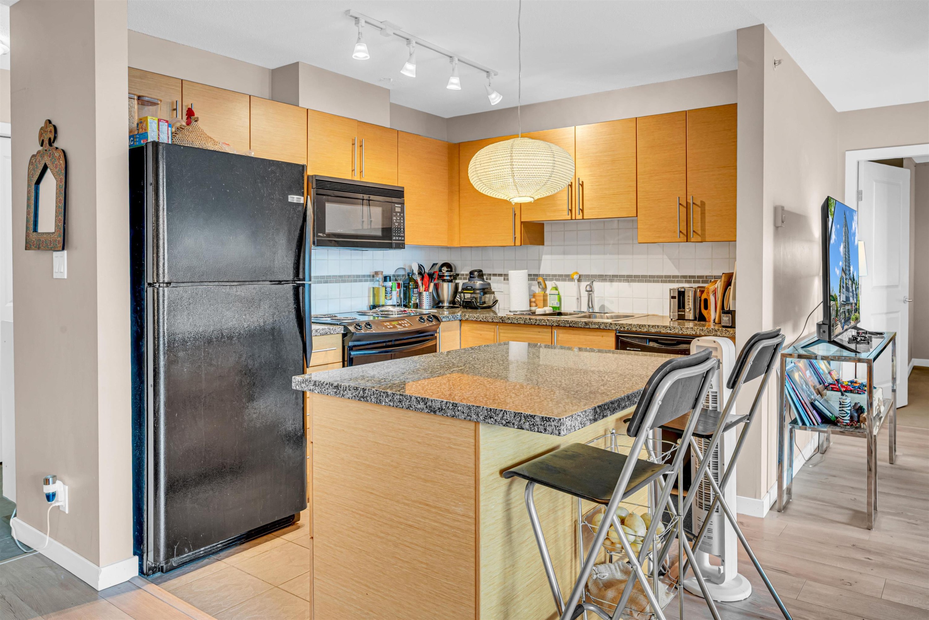 501-2225 Holdom Avenue, Burnaby, BC - Indoor Photo Showing Kitchen
