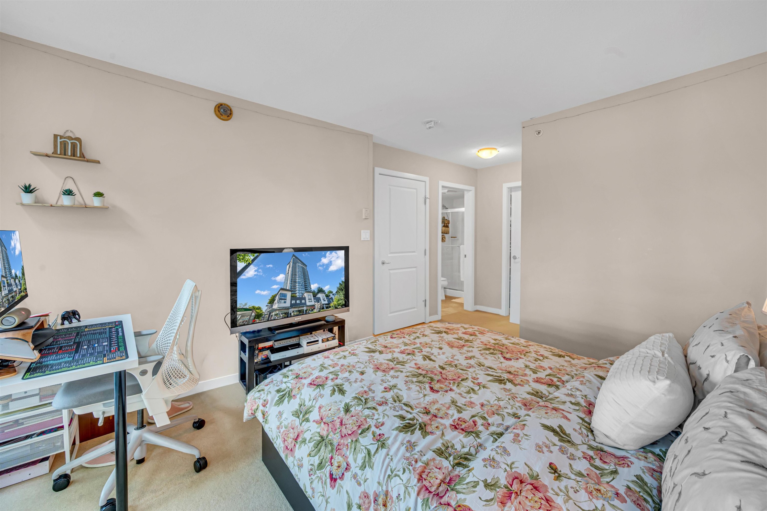 501-2225 Holdom Avenue, Burnaby, BC - Indoor Photo Showing Bedroom