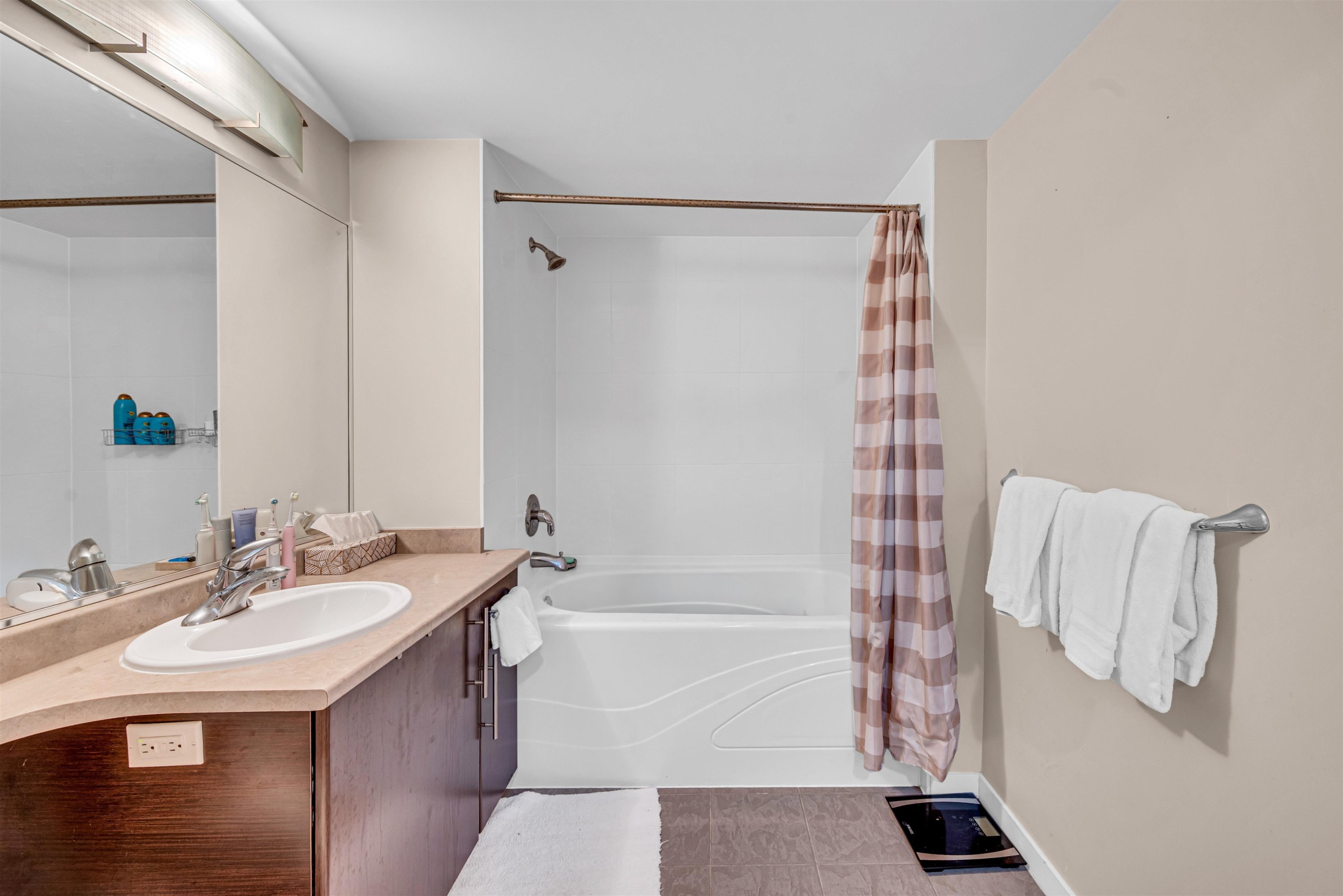 501-2225 Holdom Avenue, Burnaby, BC - Indoor Photo Showing Bathroom