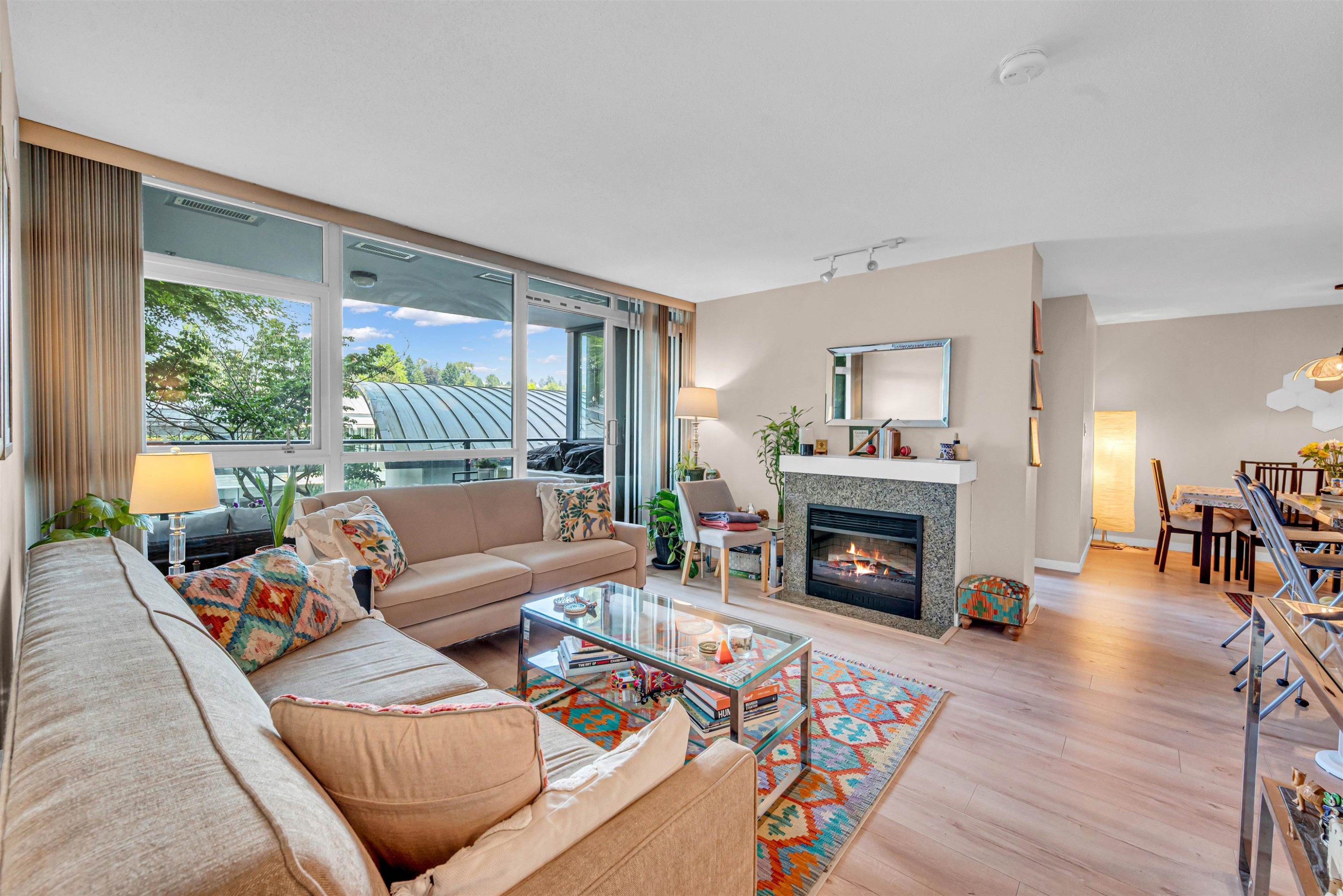 501-2225 Holdom Avenue, Burnaby, BC - Indoor Photo Showing Living Room With Fireplace
