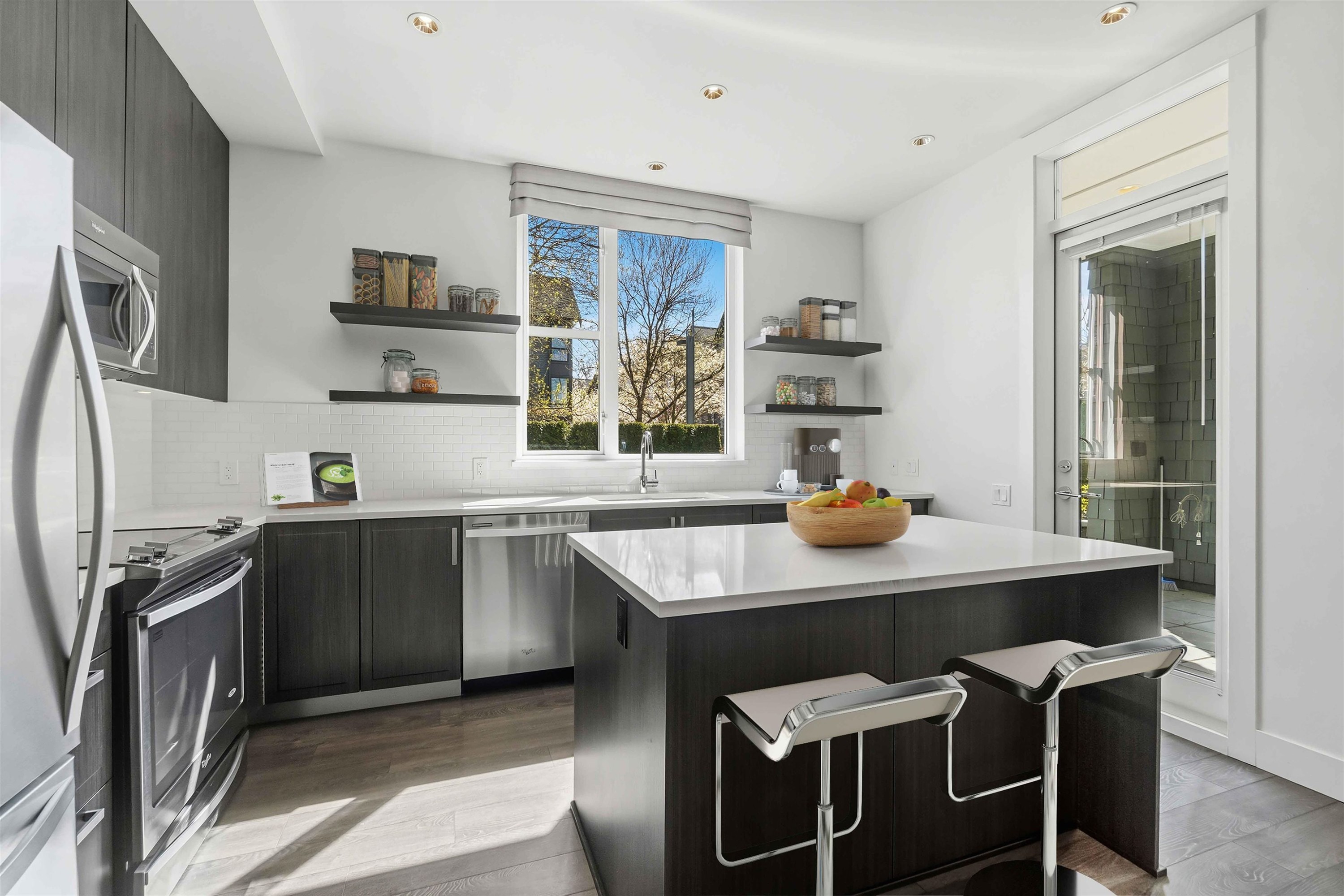 109-550 Seaborne Place, Port Coquitlam, BC - Indoor Photo Showing Kitchen With Upgraded Kitchen