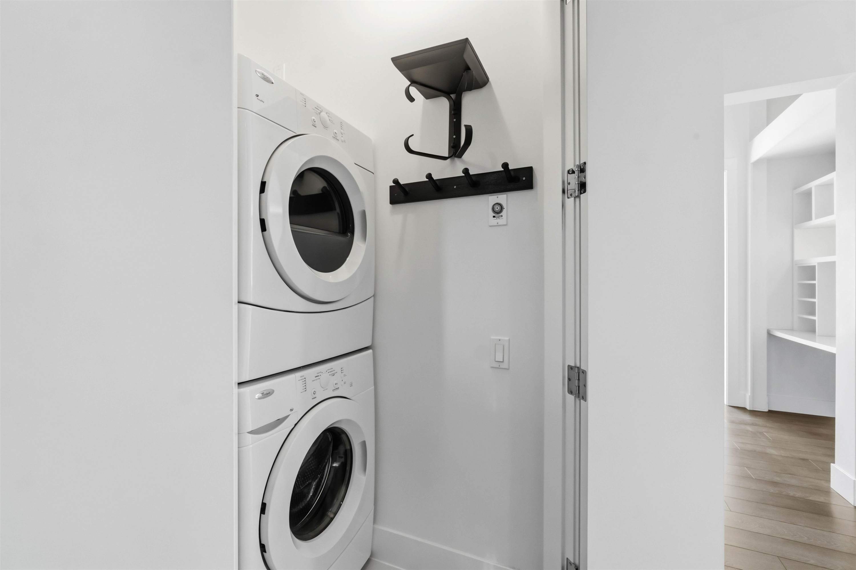 109-550 Seaborne Place, Port Coquitlam, BC - Indoor Photo Showing Laundry Room