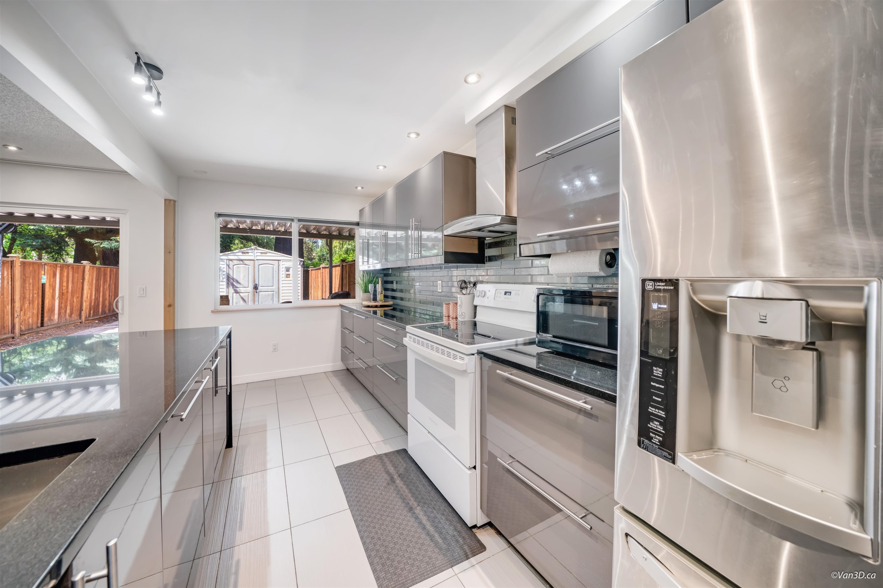 2535 Gordon Avenue, Port Coquitlam, BC - Indoor Photo Showing Kitchen