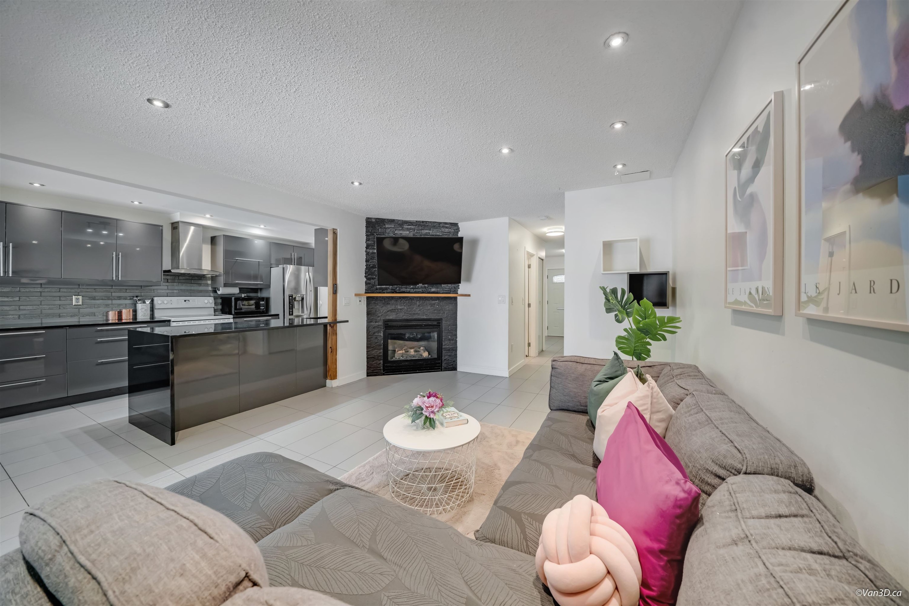 2535 Gordon Avenue, Port Coquitlam, BC - Indoor Photo Showing Living Room With Fireplace