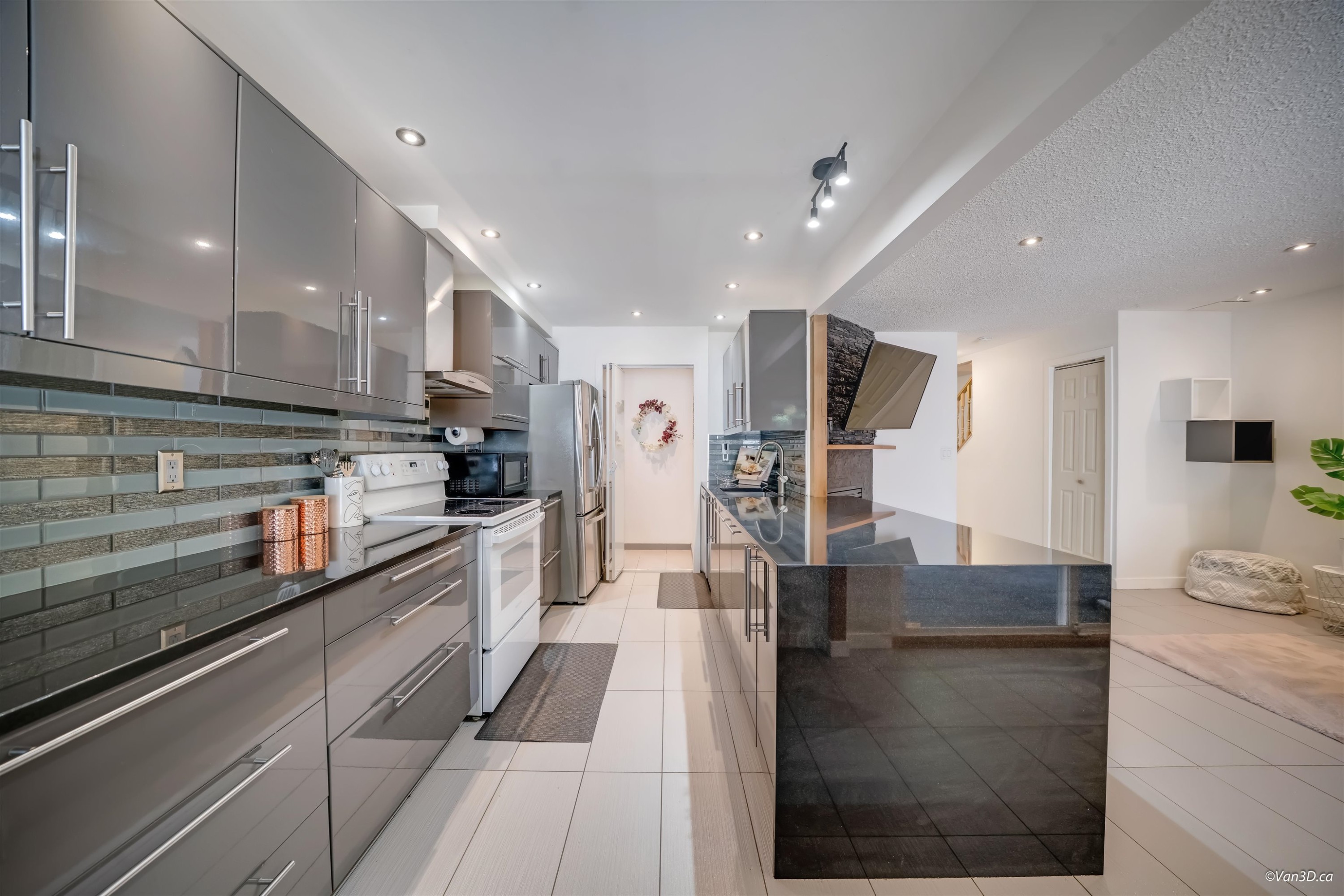 2535 Gordon Avenue, Port Coquitlam, BC - Indoor Photo Showing Kitchen