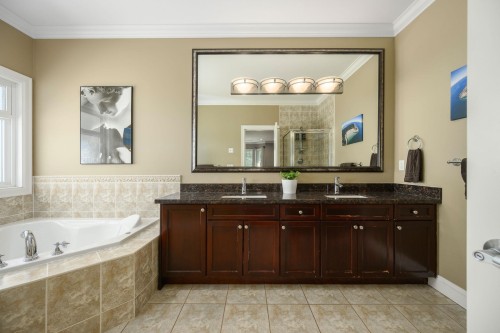825 Robinson Street, Coquitlam, BC - Indoor Photo Showing Bathroom