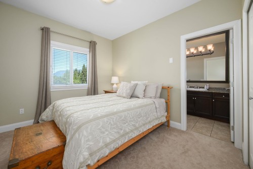 825 Robinson Street, Coquitlam, BC - Indoor Photo Showing Bedroom