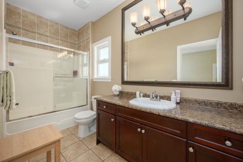 825 Robinson Street, Coquitlam, BC - Indoor Photo Showing Bathroom