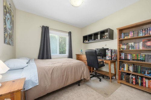 825 Robinson Street, Coquitlam, BC - Indoor Photo Showing Bedroom