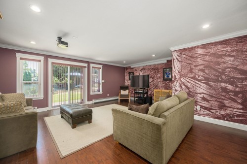 825 Robinson Street, Coquitlam, BC - Indoor Photo Showing Living Room With Fireplace