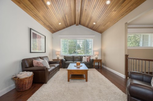 825 Robinson Street, Coquitlam, BC - Indoor Photo Showing Living Room