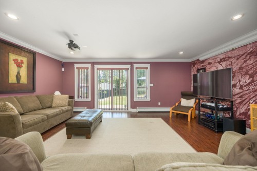 825 Robinson Street, Coquitlam, BC - Indoor Photo Showing Living Room