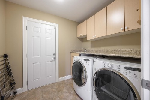 825 Robinson Street, Coquitlam, BC - Indoor Photo Showing Laundry Room
