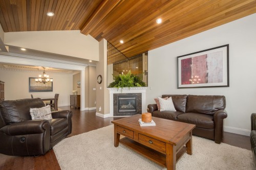 825 Robinson Street, Coquitlam, BC - Indoor Photo Showing Living Room With Fireplace