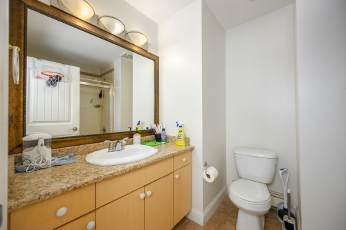 825 Robinson Street, Coquitlam, BC - Indoor Photo Showing Bathroom