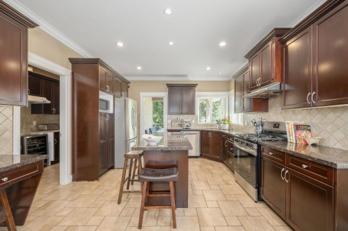 825 Robinson Street, Coquitlam, BC - Indoor Photo Showing Kitchen With Upgraded Kitchen