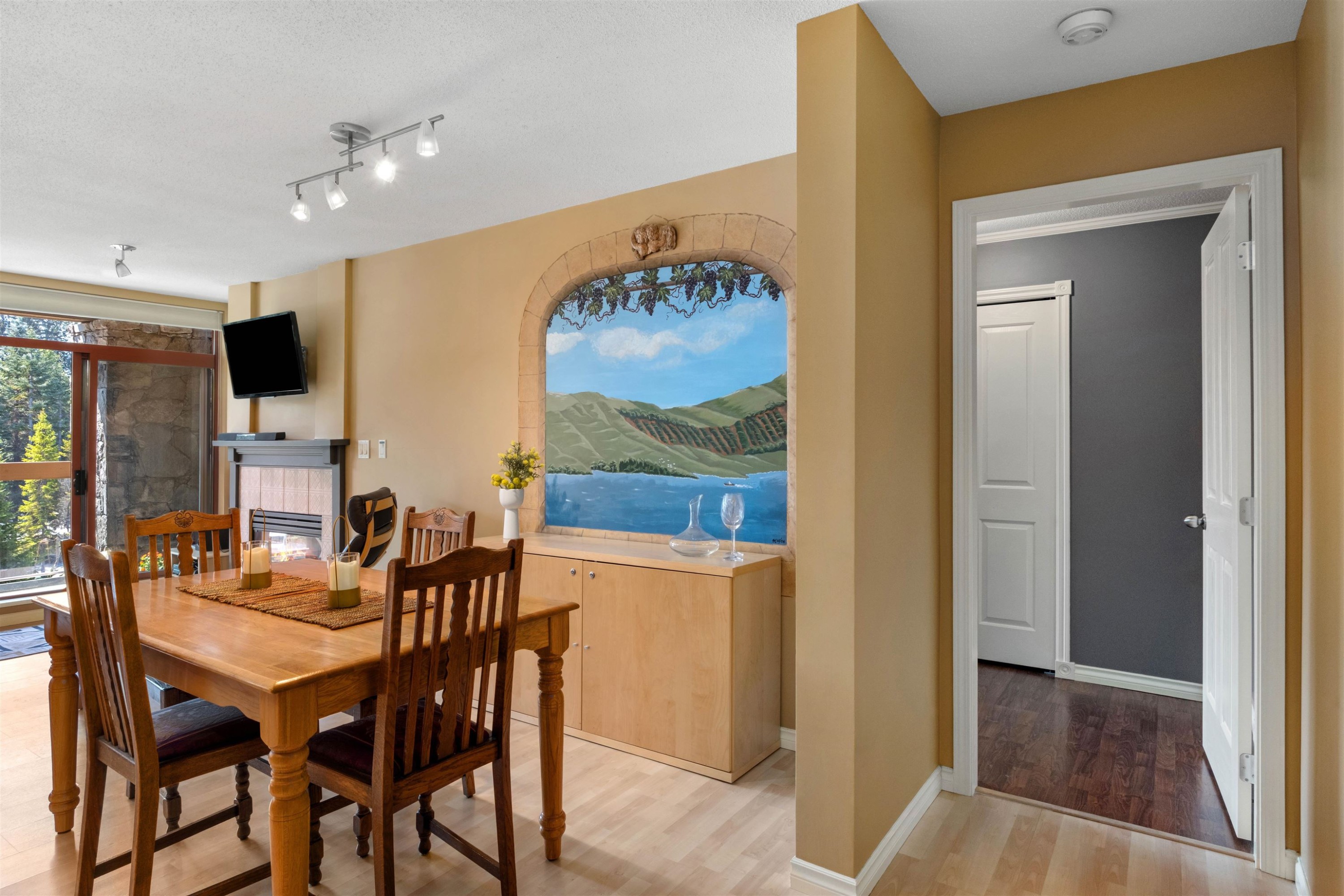 209-8080 Nicklaus North Boulevard, Whistler, BC - Indoor Photo Showing Dining Room