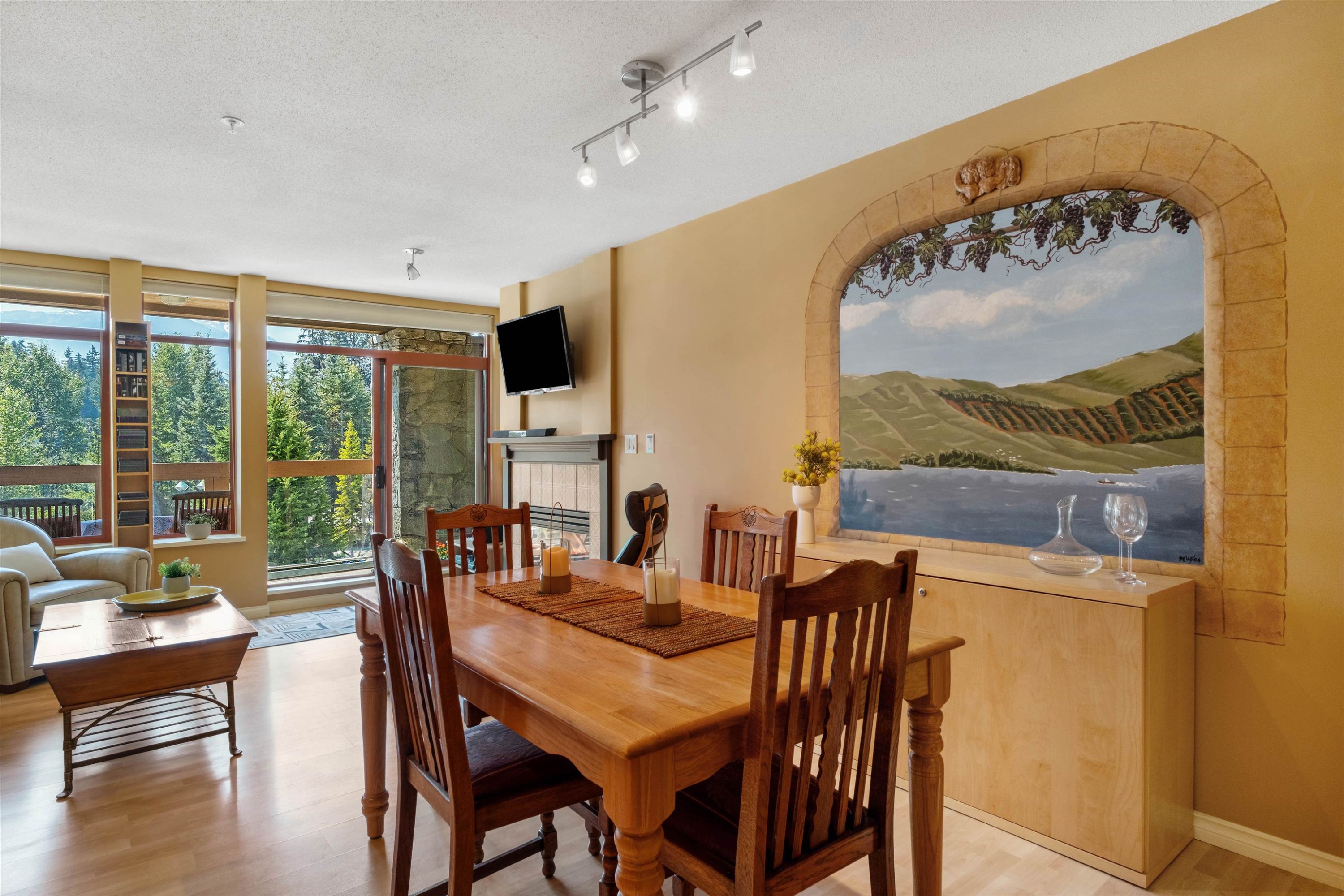 209-8080 Nicklaus North Boulevard, Whistler, BC - Indoor Photo Showing Dining Room
