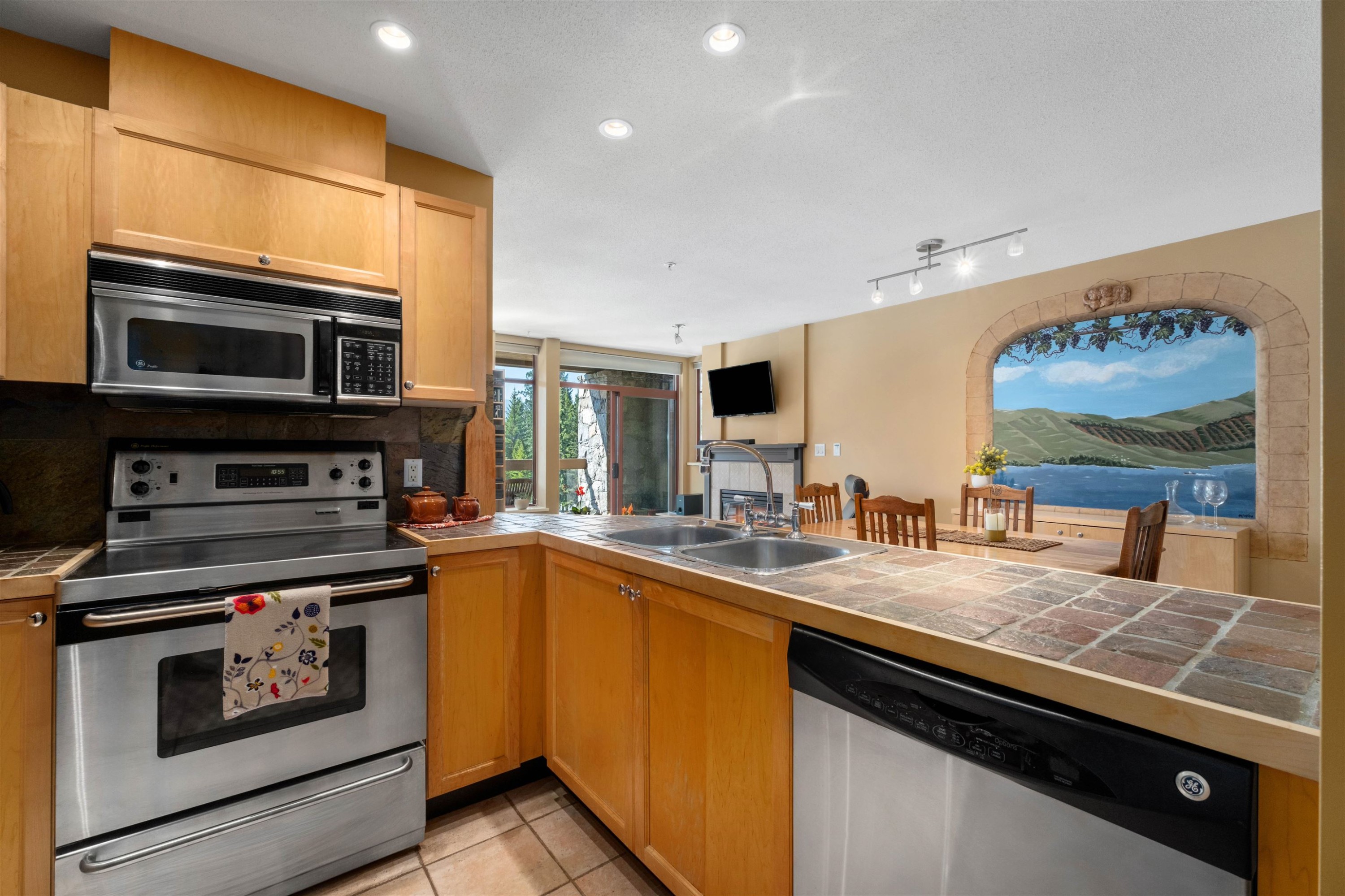 209-8080 Nicklaus North Boulevard, Whistler, BC - Indoor Photo Showing Kitchen With Double Sink
