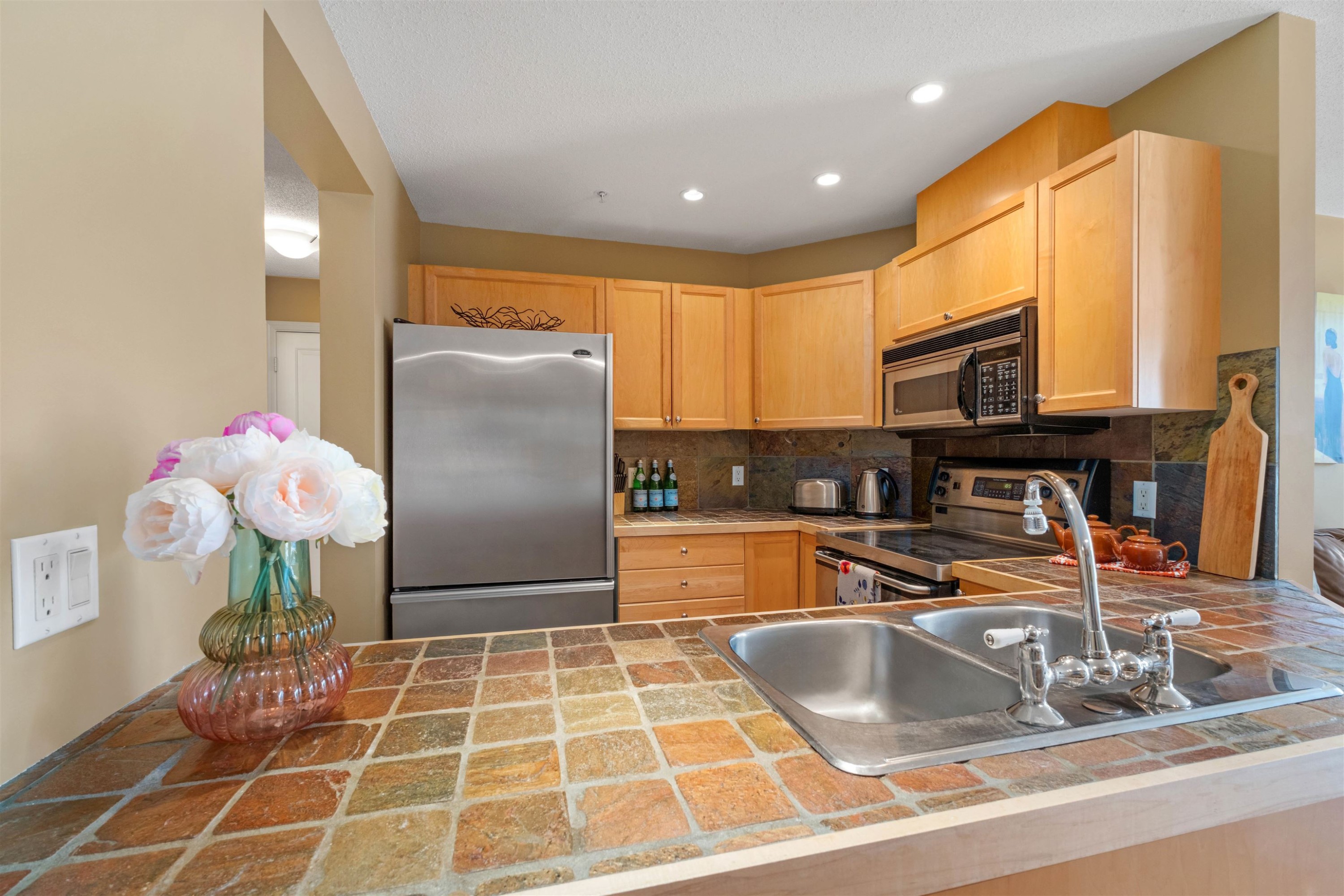 209-8080 Nicklaus North Boulevard, Whistler, BC - Indoor Photo Showing Kitchen With Double Sink