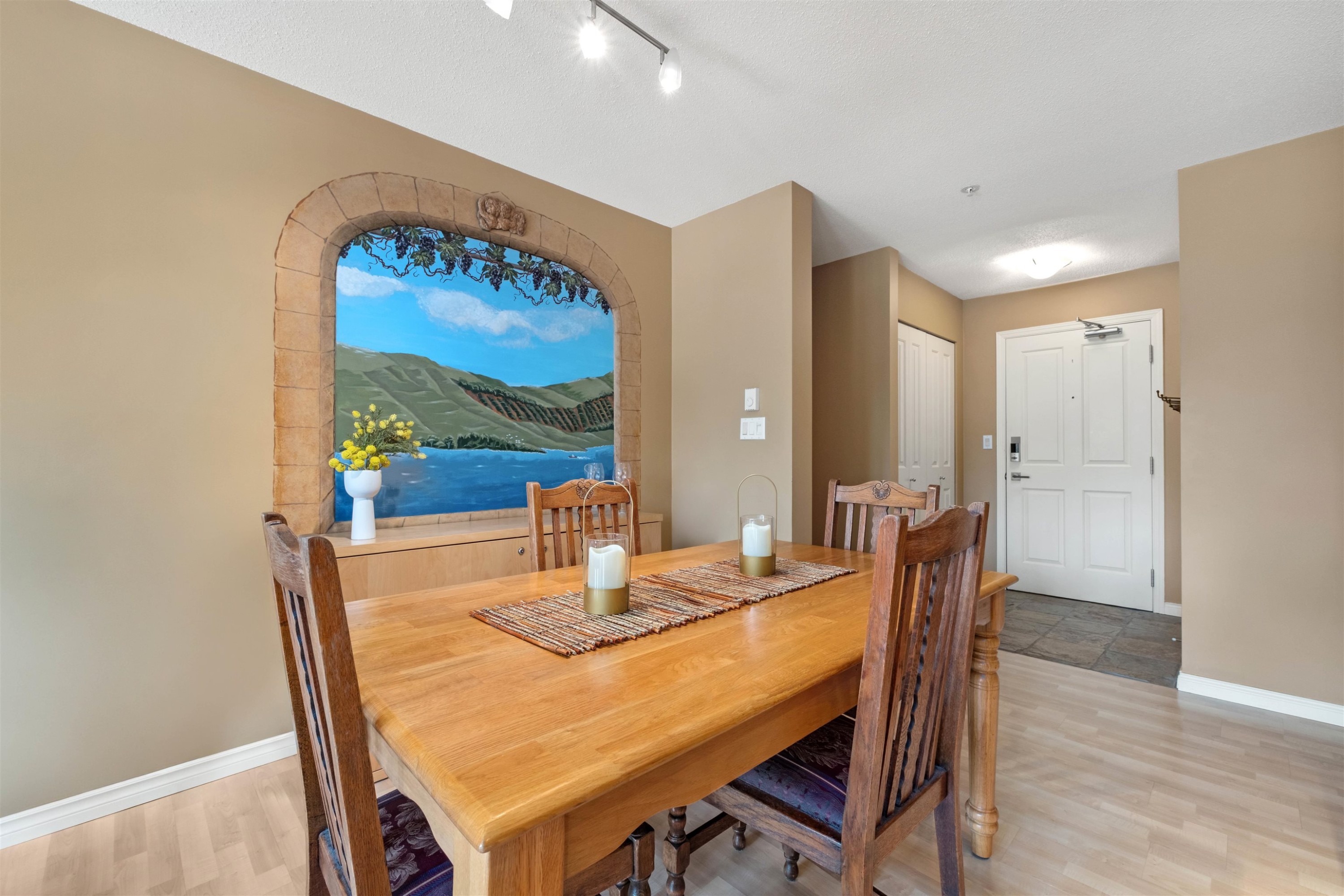 209-8080 Nicklaus North Boulevard, Whistler, BC - Indoor Photo Showing Dining Room
